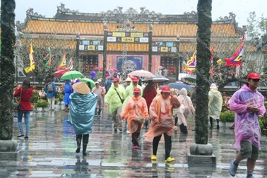 Hàng ngàn du khách “đội” mưa ồ ạt tham quan cố đô Huế