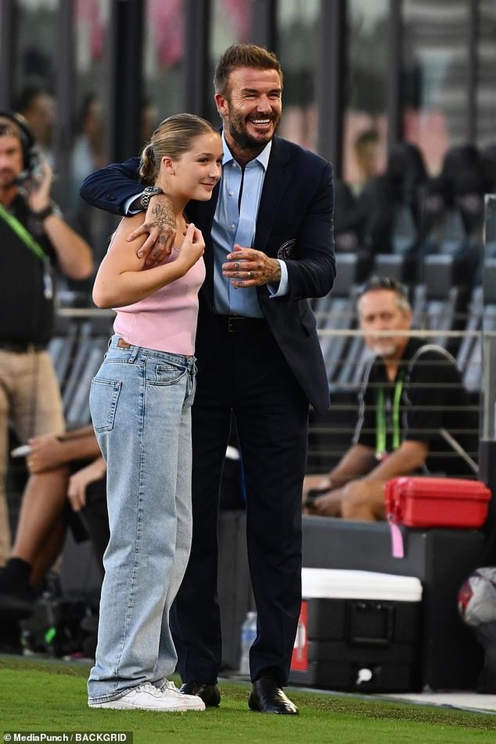 Hộ tống Messi ra sân, cô út Harper Beckham được cha khen ngợi hết lời - 5 Hộ tống Messi ra sân, cô út Harper Beckham được cha khen ngợi hết lời - 5