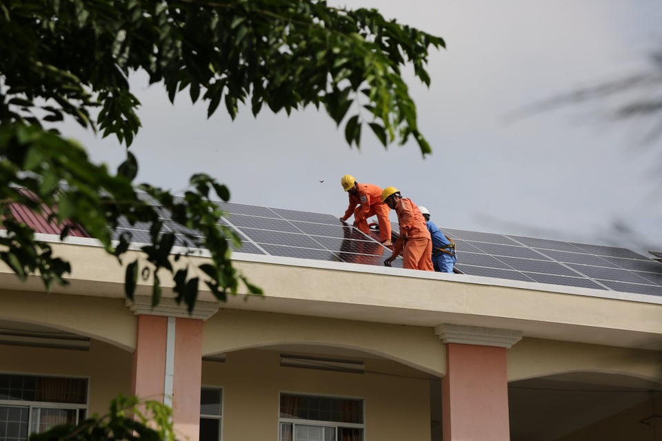 Tặng hệ thống điện mặt trời, giúp trường học chủ động nguồn năng lượng điện - 2
