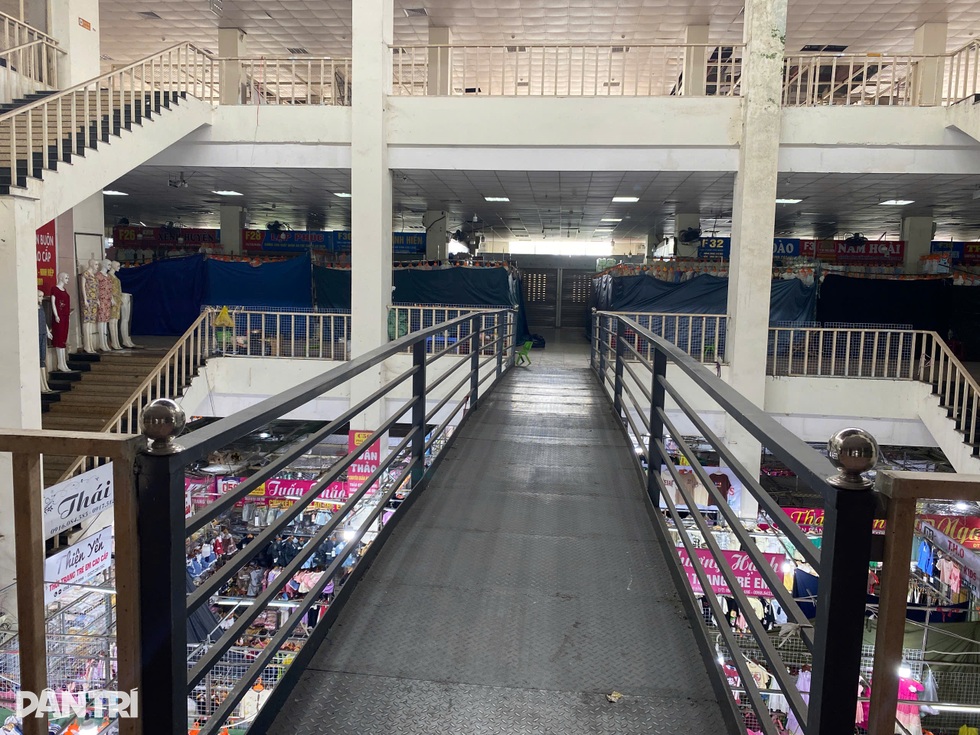 Thủ phủ thời trang lớn nhất miền Bắc: Cửa đóng then cài giữa mùa làm ăn - 4 Thủ phủ thời trang lớn nhất miền Bắc: Cửa đóng then cài giữa mùa làm ăn - 4