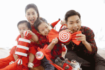 Khánh Thi - Phan Hiển bù đắp Giáng sinh cho con sau mùa SEA Games xa biền biệt