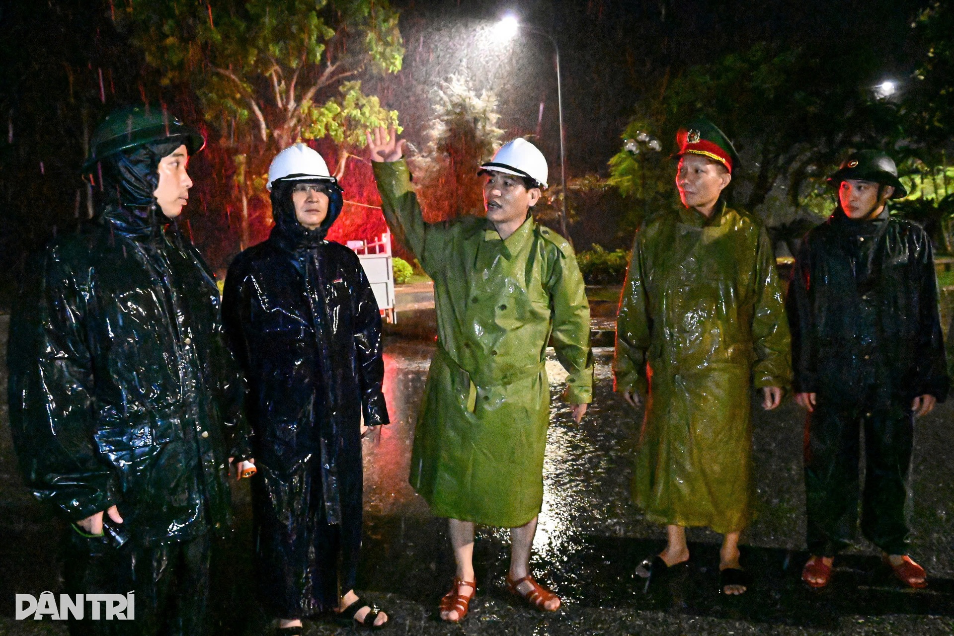 Hải Phòng mưa to gió lớn, loạt phương tiện ra biển Đồ Sơn phải quay đầu - 2 Hải Phòng mưa to gió lớn, loạt phương tiện ra biển Đồ Sơn phải quay đầu - 2