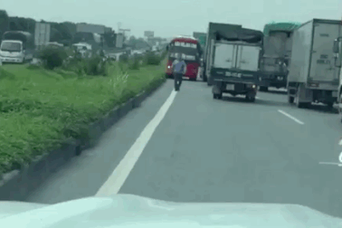 Có thể bạn không tin: Cầm đèn chạy trước ôtô là có thật...