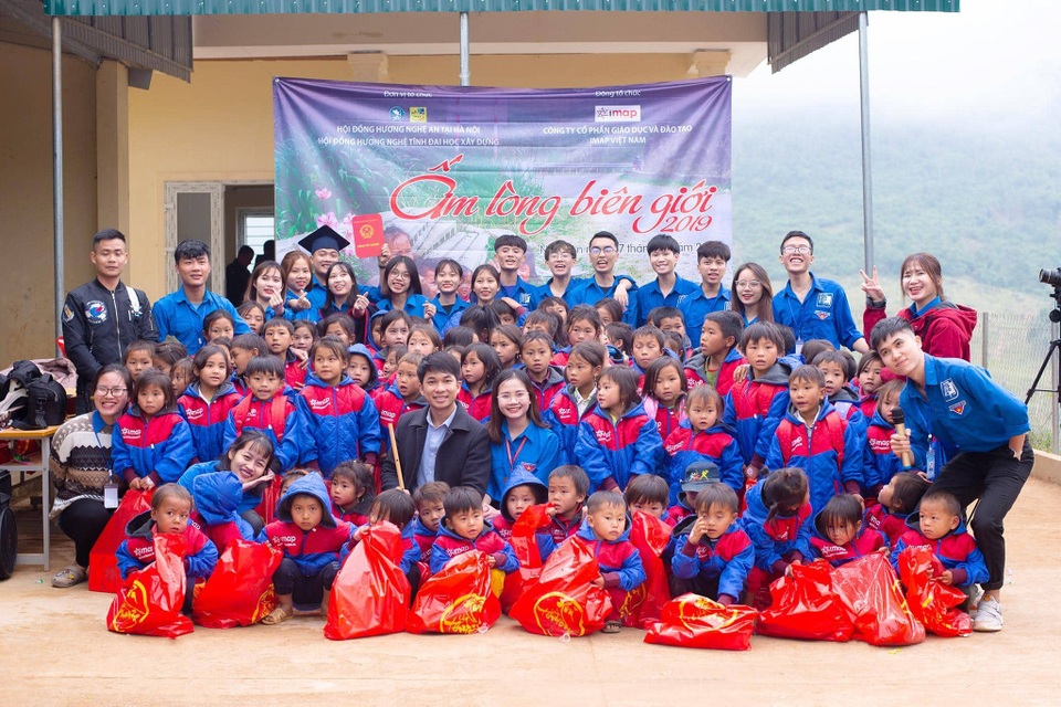 Tình người xa quê đến với đồng bào người HMông nơi biên viễn - 3 Tình người xa quê đến với đồng bào người HMông nơi biên viễn - 3