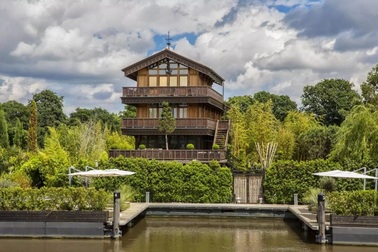 Mãn nhãn với biệt thự gỗ triệu đô sở hữu hẳn... bãi biển trong nhà