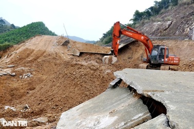 Kênh 4.300 tỷ đồng bị vỡ, đang được khắc phục thì tiếp tục sạt trượt