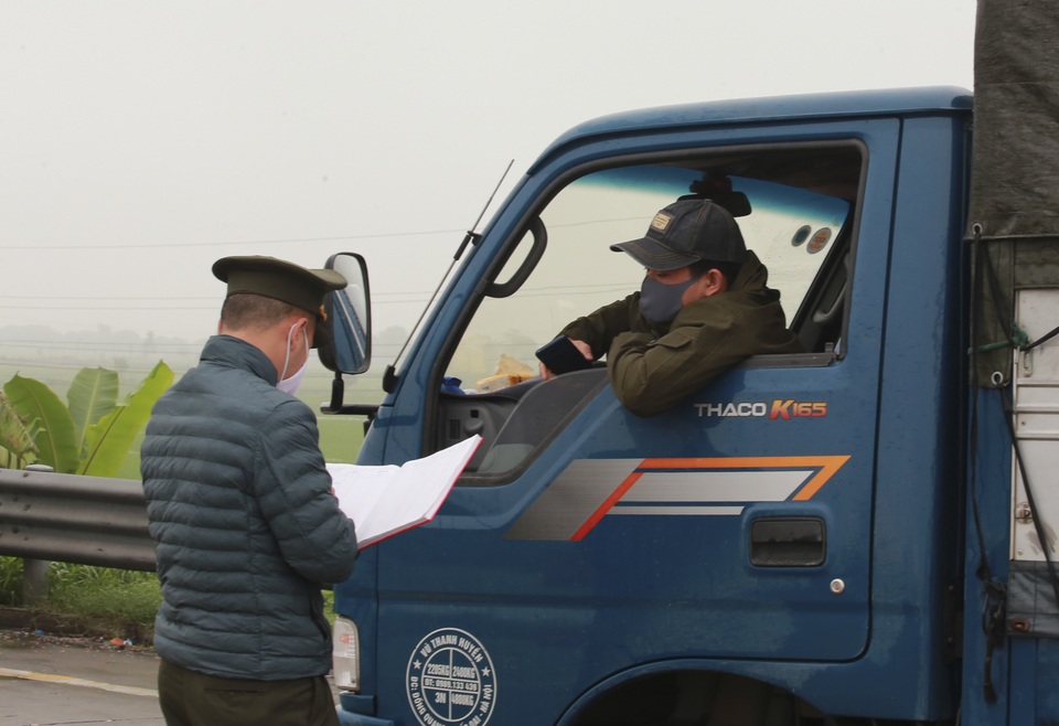 Bị từ chối cho vào thành phố, loạt xe tải nằm chờ giải tỏa hàng tại cao tốc - 3