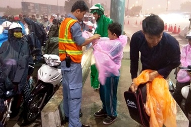 Người dân được phát áo mưa miễn phí khi qua hầm Thủ Thiêm