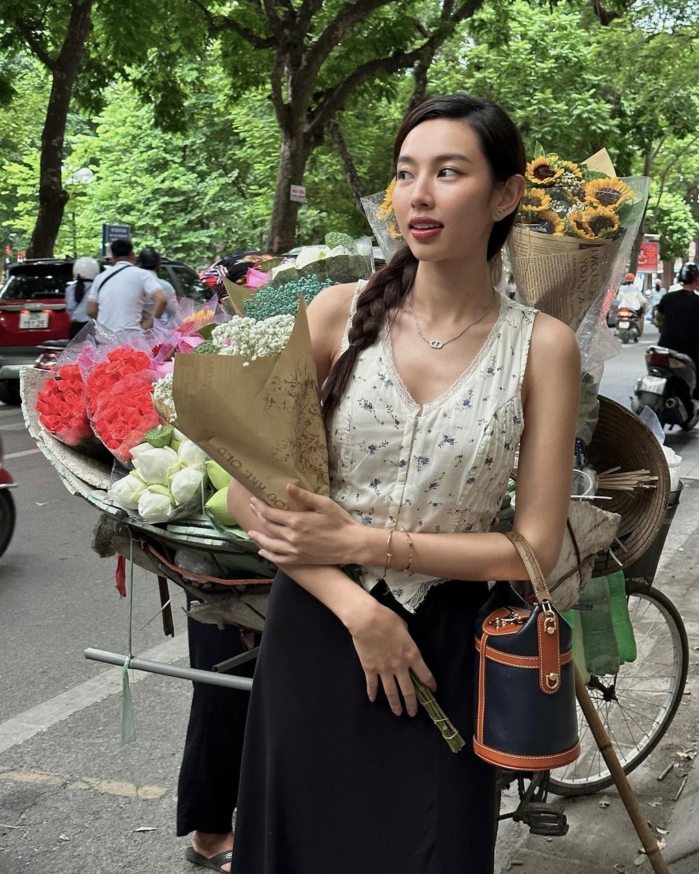 Hoa hậu Thùy Tiên phối đồ sang chảnh cùng túi xách hàng hiệu