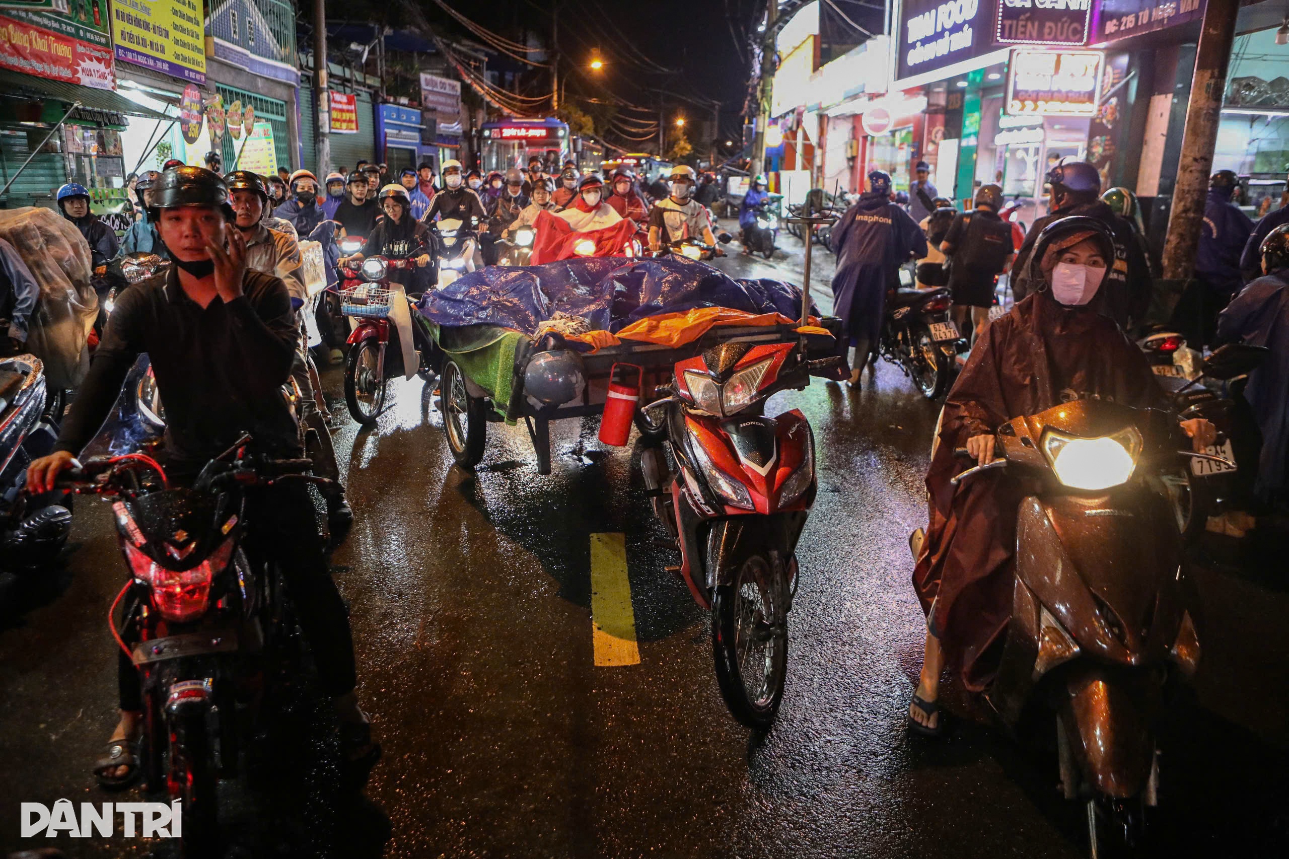 Mưa lớn, đường Phạm Văn Đồng kẹt xe kéo dài hơn 3km - 6