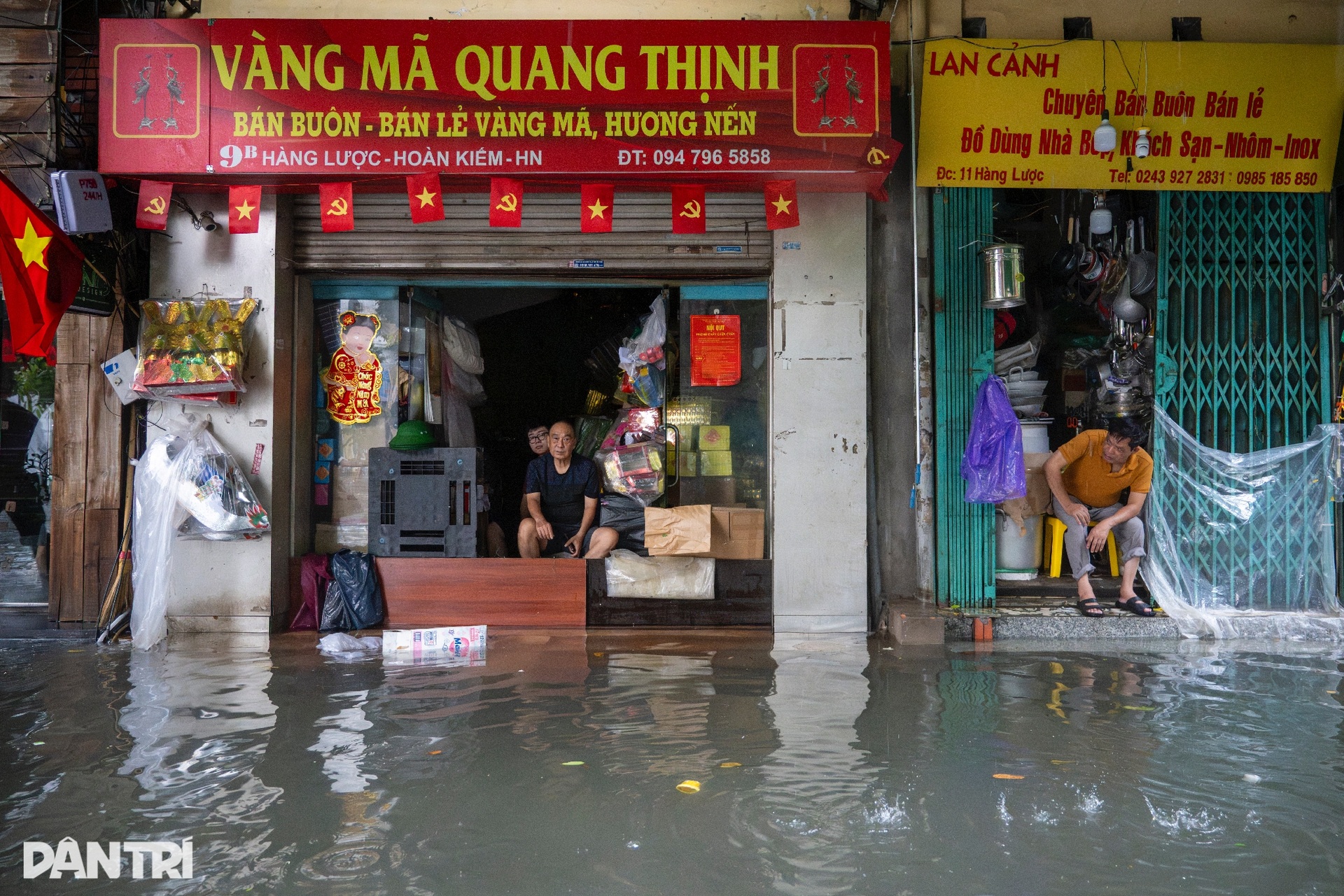 Nhiều tuyến phố cổ Hà Nội ngập sâu chưa từng thấy - 6 Nhiều tuyến phố cổ Hà Nội ngập sâu chưa từng thấy - 6