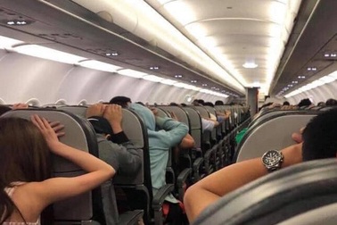 Hàng trăm hành khách khiếp đảm vì máy bay phát báo động... giả