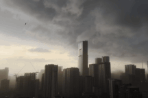 Hà Nội gió to, mưa lớn