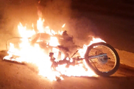 Trộm xe máy rồi đem đốt