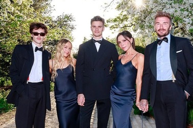 Vợ chồng Beckham bật khóc vì con