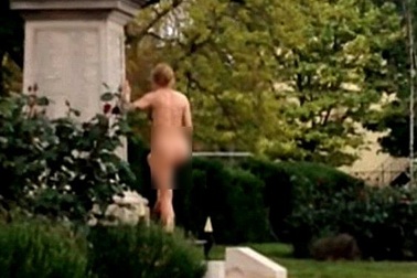 Bị bắt vì khỏa thân nhảy múa trước đài tưởng niệm chiến tranh