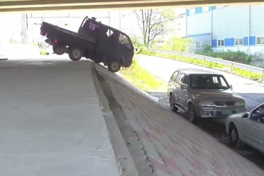 Trò nghịch dại lái xe xuống dốc cao và cái kết dễ đoán