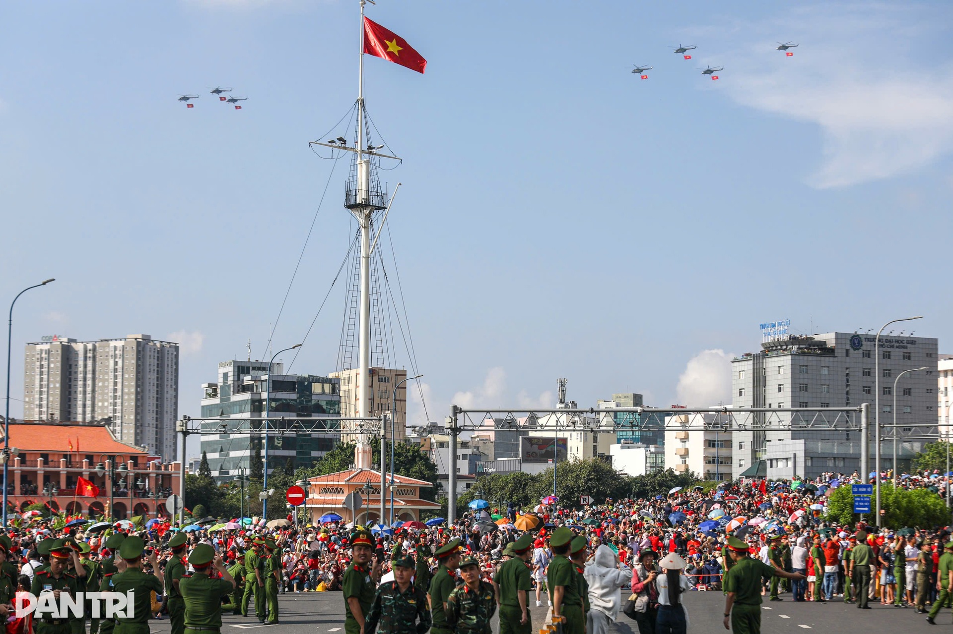 Hổ mang chúa SU-30MK2 bắn gần 200 quả đạn nhiễu rực sáng bầu trời TPHCM - 19 Hổ mang chúa SU-30MK2 bắn gần 200 quả đạn nhiễu rực sáng bầu trời TPHCM - 19