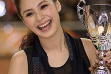 Chung Hân Đồng “trổ tài” chơi bóng rổ