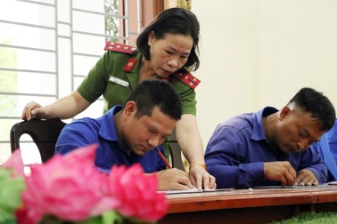 Người đàn ông 20 năm nghiện ma túy rưng rưng lần đầu tiên viết tên mình