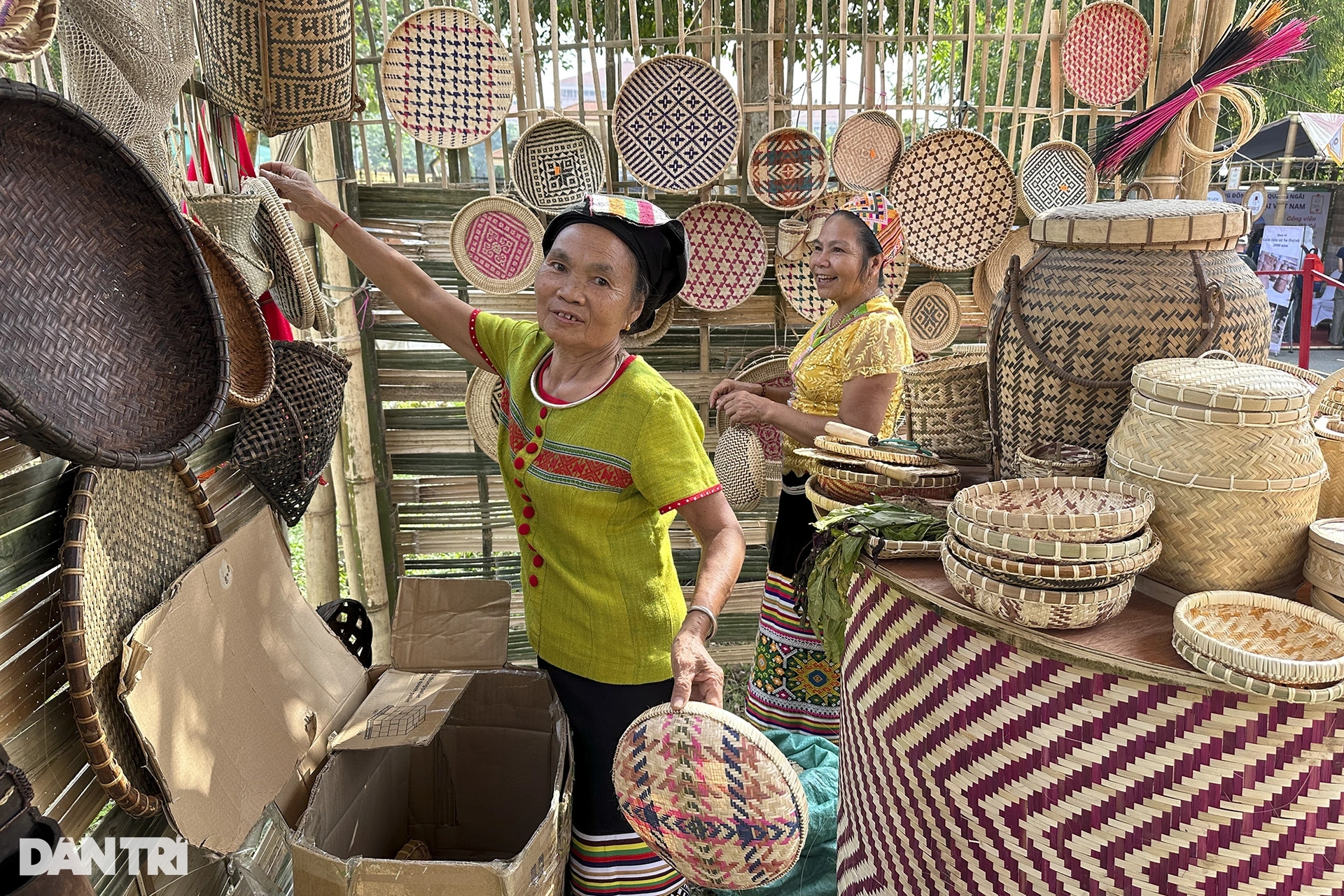 Các nữ nghệ nhân dân tộc thiểu số trổ tài se tơ, dệt vải giữa Thủ đô - 4 Các nữ nghệ nhân dân tộc thiểu số trổ tài se tơ, dệt vải giữa Thủ đô - 4