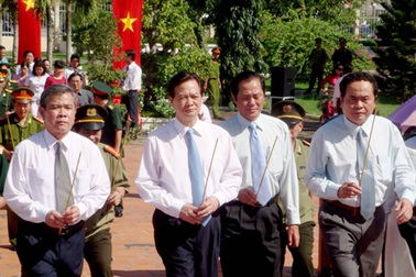 Thủ tướng viếng nghĩa trang liệt sĩ Cần Thơ
