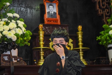 Nghệ sĩ khóc nghẹn trong giờ phút tiễn biệt nhạc sĩ Ngọc Châu