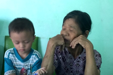 Xót xa bà ngoại vứt thi thể cháu sơ sinh bên lề đường