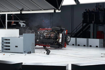 "Huyền thoại" Jeep lại lật nhào trong bài kiểm tra an toàn