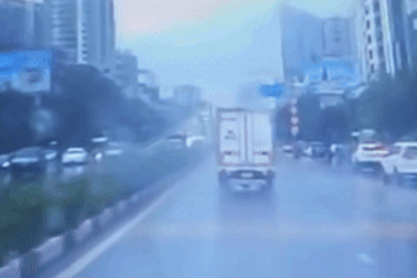 Xe tải lao vào dải phân cách vì tránh người đi bộ sang đường tùy tiện