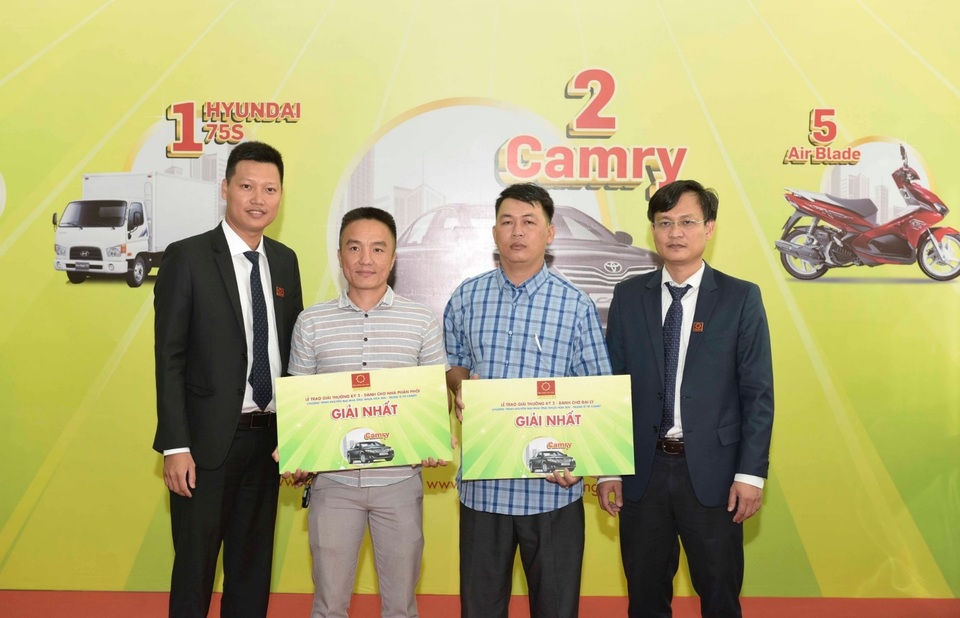 Tập đoàn Hoa Sen trao thưởng “khủng” đợt 2 cho các nhà phân phối, đại lý - 1 Tập đoàn Hoa Sen trao thưởng “khủng” đợt 2 cho các nhà phân phối, đại lý - 1