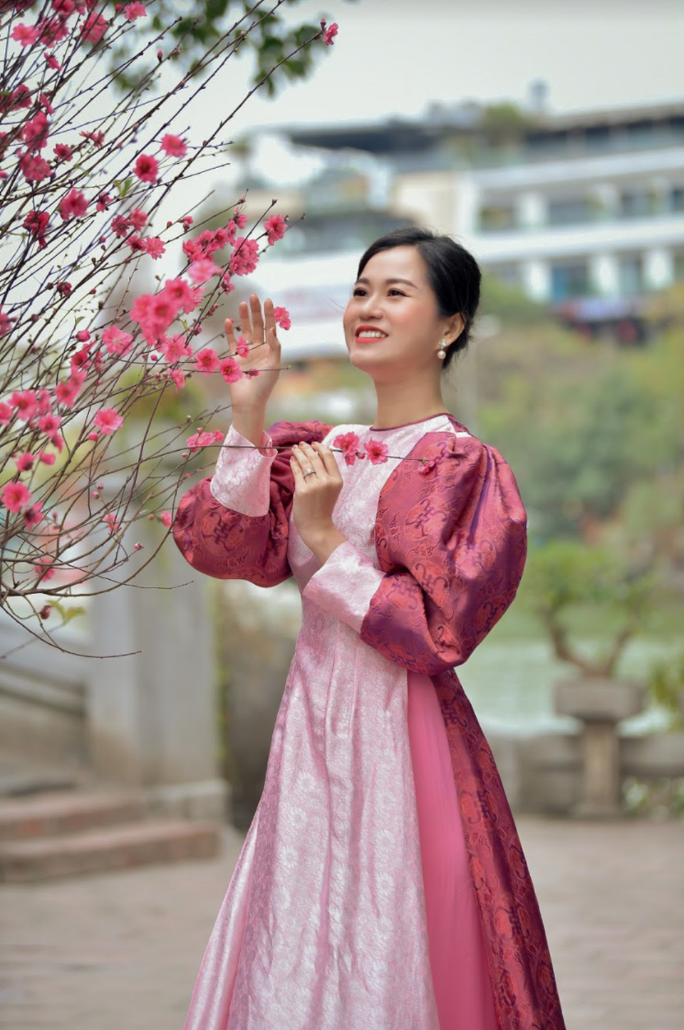 Lâm Vỹ Dạ tha thướt với áo dài tơ tằm của NTK Đức Hùng - 1 Lâm Vỹ Dạ tha thướt với áo dài tơ tằm của NTK Đức Hùng - 1