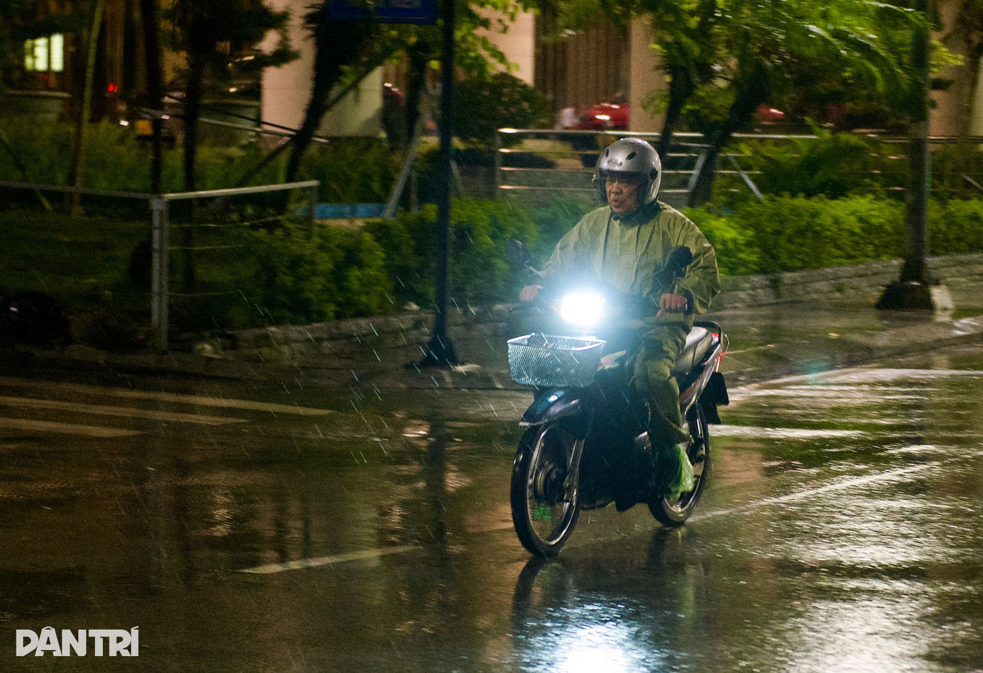 Người dân Hạ Long thở phào khi bão Ragasa suy yếu - 6 Người dân Hạ Long thở phào khi bão Ragasa suy yếu - 6