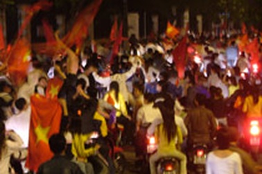 Cổ động viên tụ tập ban đêm sẽ bị kiểm tra giấy tờ