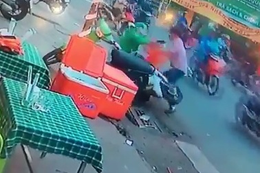 Grabike bị đánh vì không vượt đèn đỏ theo lời thượng đế