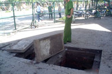 Vụ nổ hố ga làm một cháu bé đứt lìa tay: Có thể do cháy bồn xăng