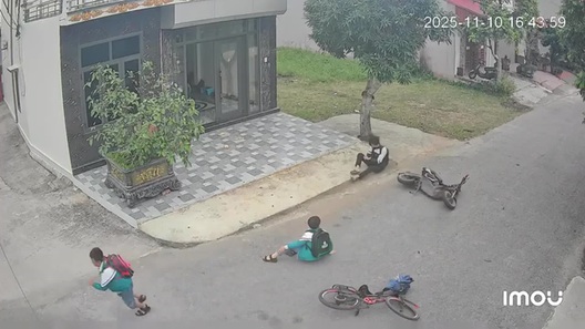Nhóm nam sinh gặp nạn vì lao xe vào nhau
