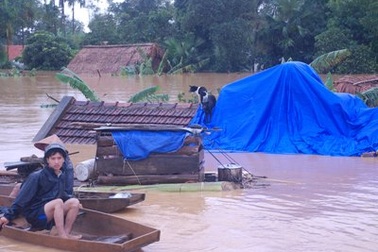 Điều máy bay từ Hà Nội vào ứng cứu dân vùng lũ