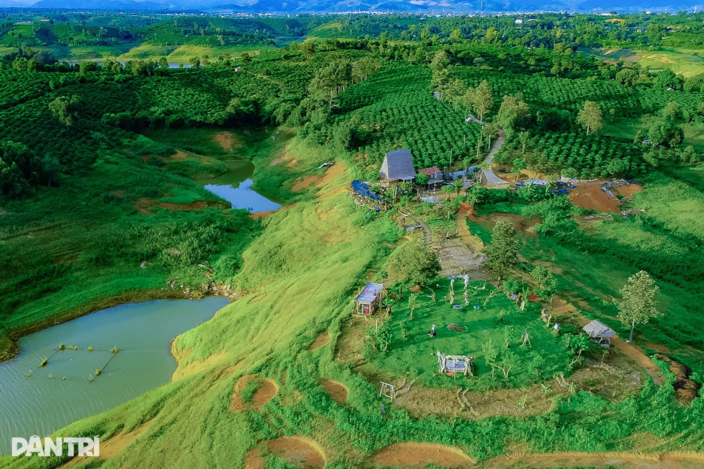 Thầy giáo phù phép làng nghèo thành điểm du lịch hút khách - 1 Thầy giáo phù phép làng nghèo thành điểm du lịch hút khách - 1