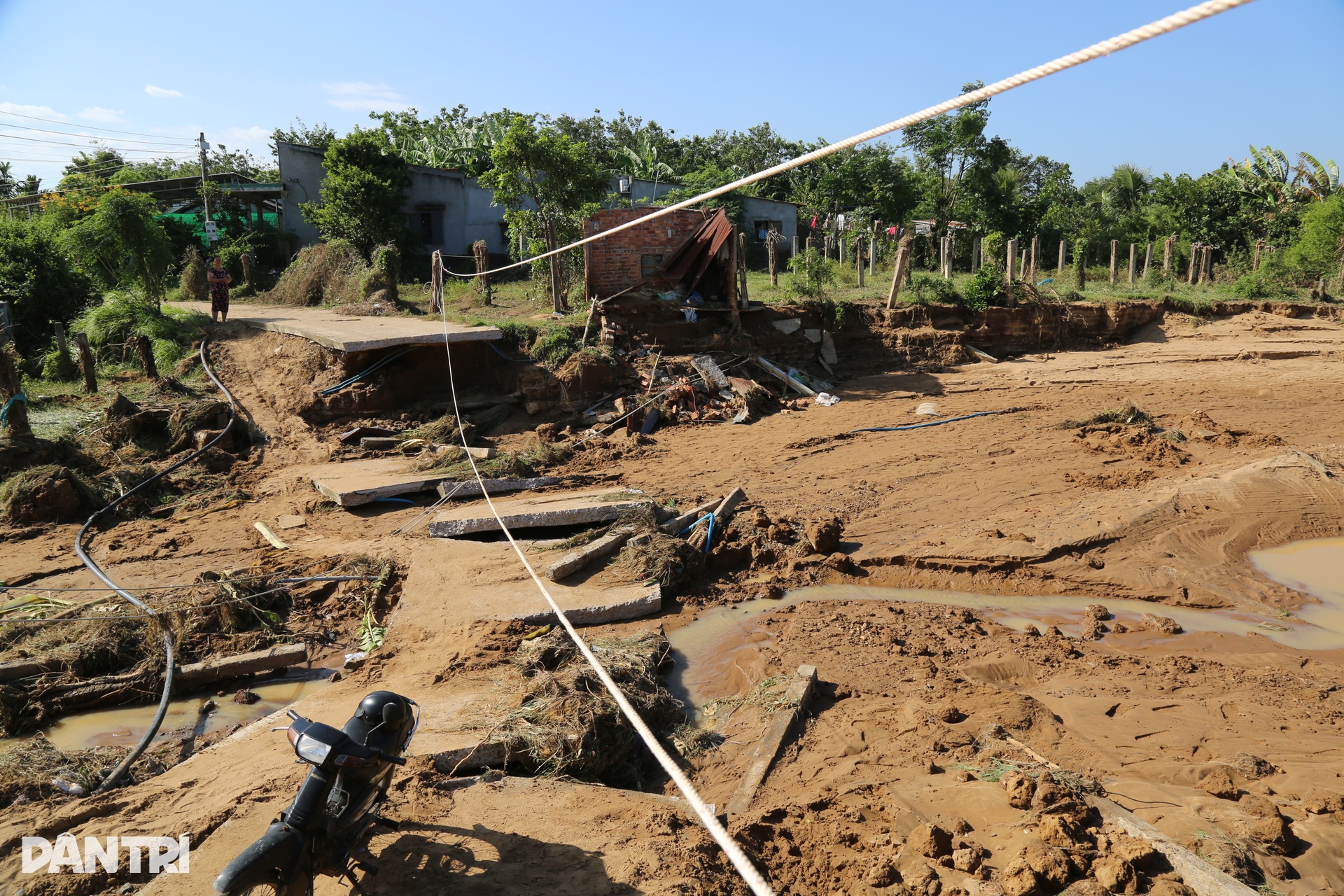 Lũ cuốn trôi đường, 13 hộ dân ở Lâm Đồng bị cô lập - 17 Lũ cuốn trôi đường, 13 hộ dân ở Lâm Đồng bị cô lập - 17