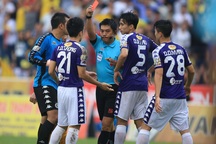 HLV CLB Hà Nội bức xúc với chiếc thẻ đỏ của Đình Trọng