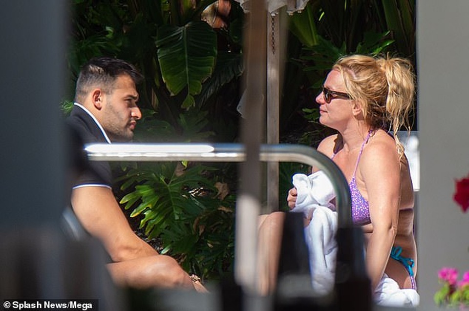 Britney thư thái đi bơi cùng bồ trẻ - 2