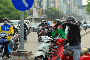 Trải nghiệm làm hành khách, bị lái xe công nghệ thản nhiên vượt đèn đỏ