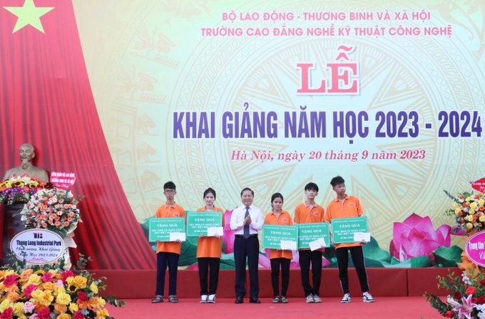 Thứ trưởng Lê Tấn Dũng trao học bổng khuyến khích học tập cho 5 em học sinh sinh viên