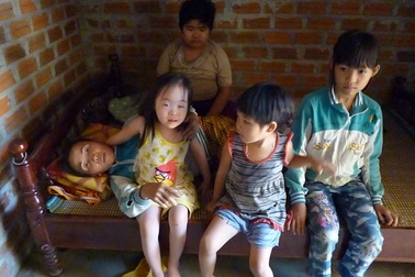 Đắng lòng trước cảnh người mẹ nghèo chết mòn nhìn 4 con thơ dị tật