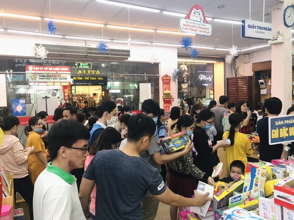 Chen chúc mua quà 20/11, chọn tấm thiệp, chờ cả tiếng mới trả nổi tiền - 1