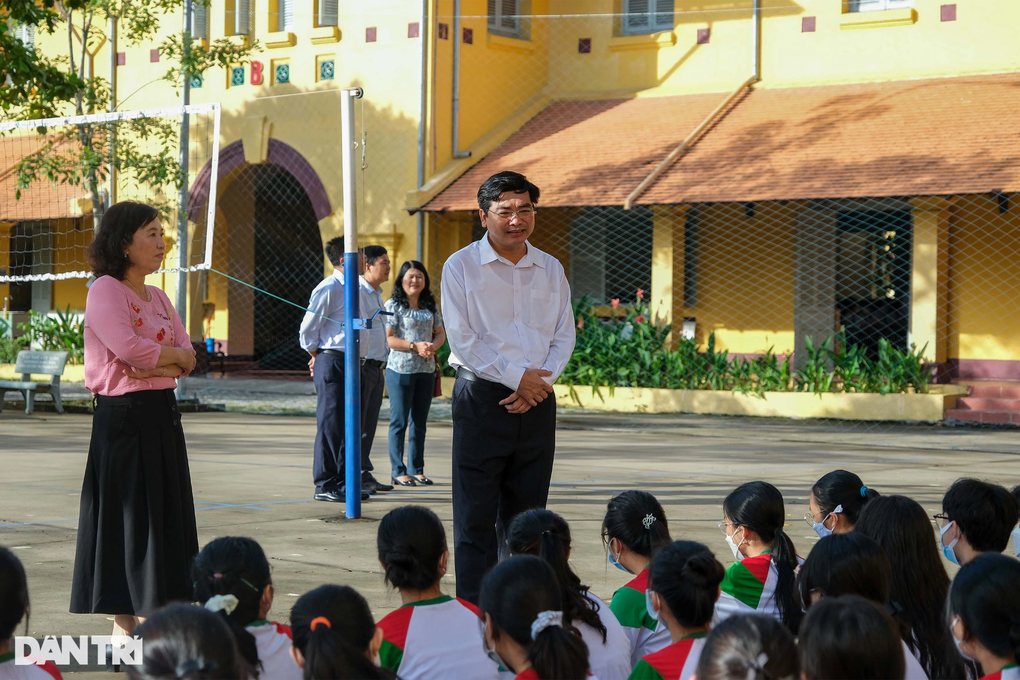 Hình ảnh trái ngược của học trò ngày tựu trường - 4 Hình ảnh trái ngược của học trò ngày tựu trường - 4