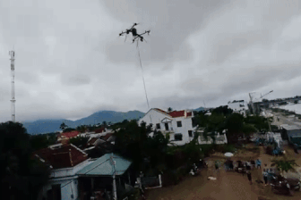 Ngập lụt hoành hành, nên chăng lập các đội drone cứu hộ chuyên nghiệp?