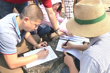 Người dân ký đơn đề nghị di dời trạm thu phí BOT cầu Bến Thuỷ