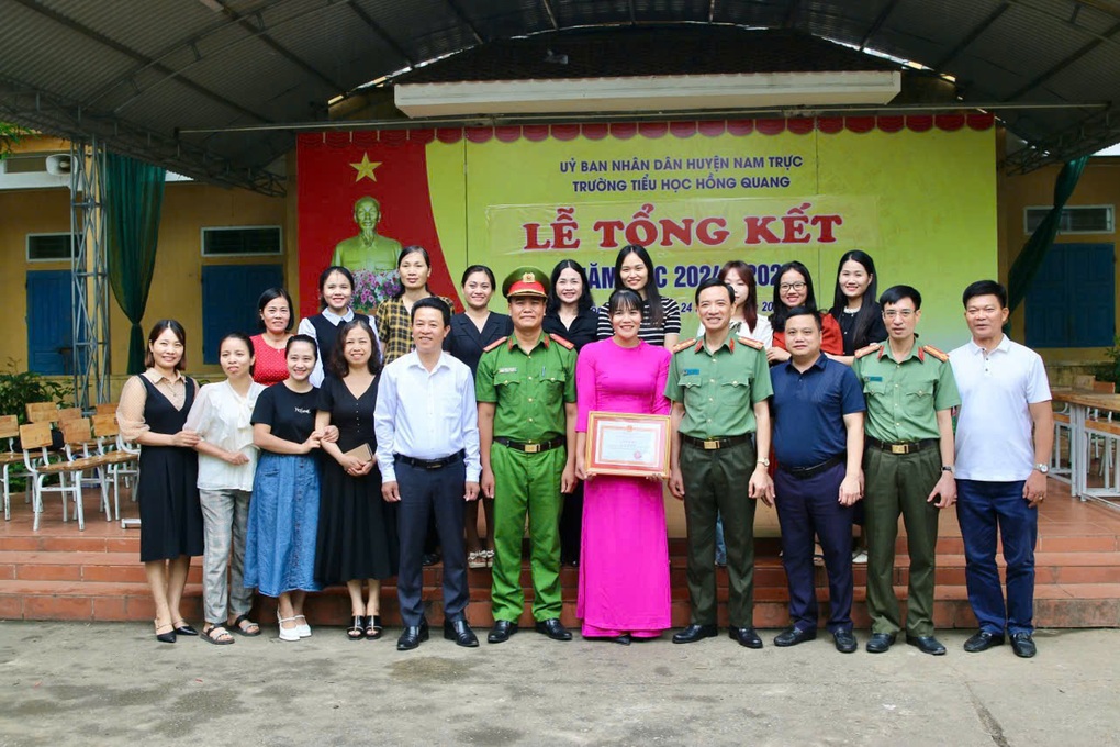 Cô giáo lao xuống sông cứu nữ sinh là kiện tướng quốc gia về bơi lội - 1 Cô giáo lao xuống sông cứu nữ sinh là kiện tướng quốc gia về bơi lội - 1